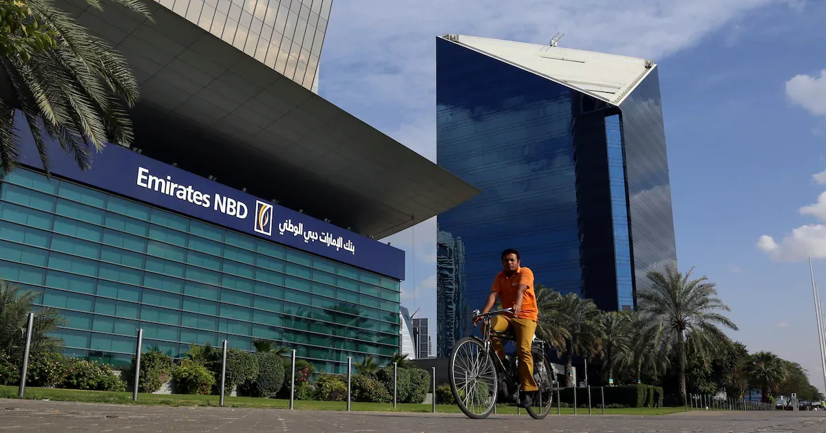 مصارف إماراتية تقود دفع الذكاء الاصطناعي المسؤول مع تضاؤل فجوة التبني إقليمياً