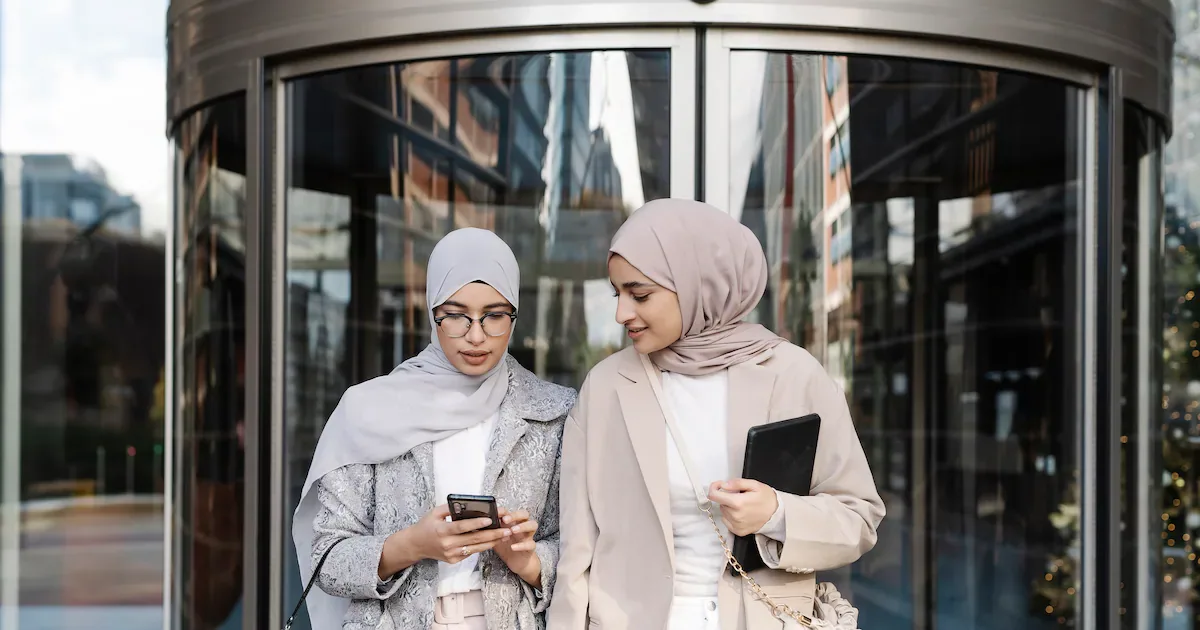 تجميد التوظيف في الخليج يهدد مهارات الذكاء الاصطناعي والتحول الرقمي