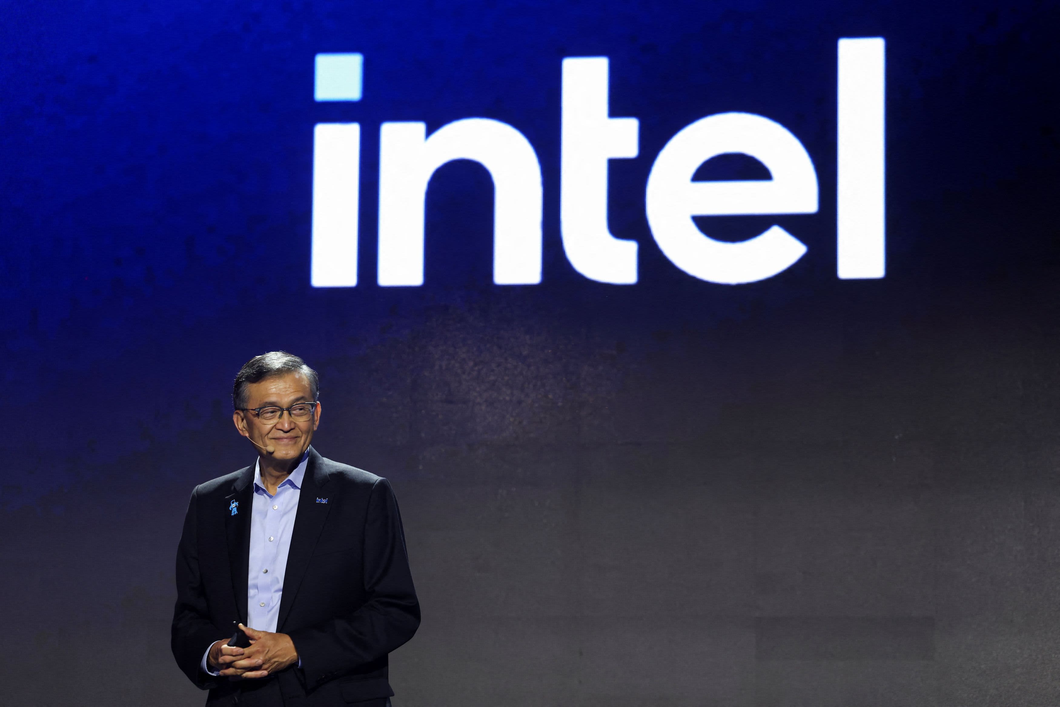 Intel 18A-P يدخل الإنتاج التجريبي لكن اختبار المسبك لا يزال في العائد