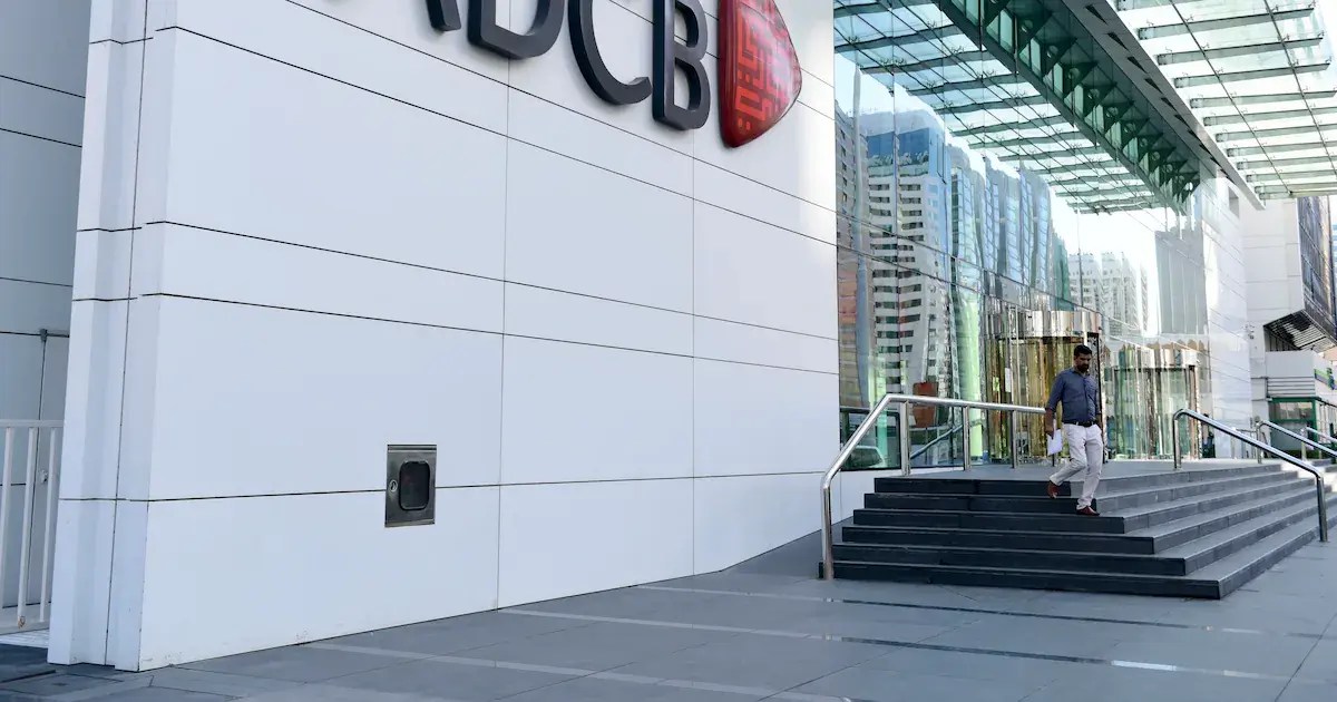 ADCB يمدد ساعات الفروع مع استمرار اضطراب الخدمات المصرفية في الإمارات