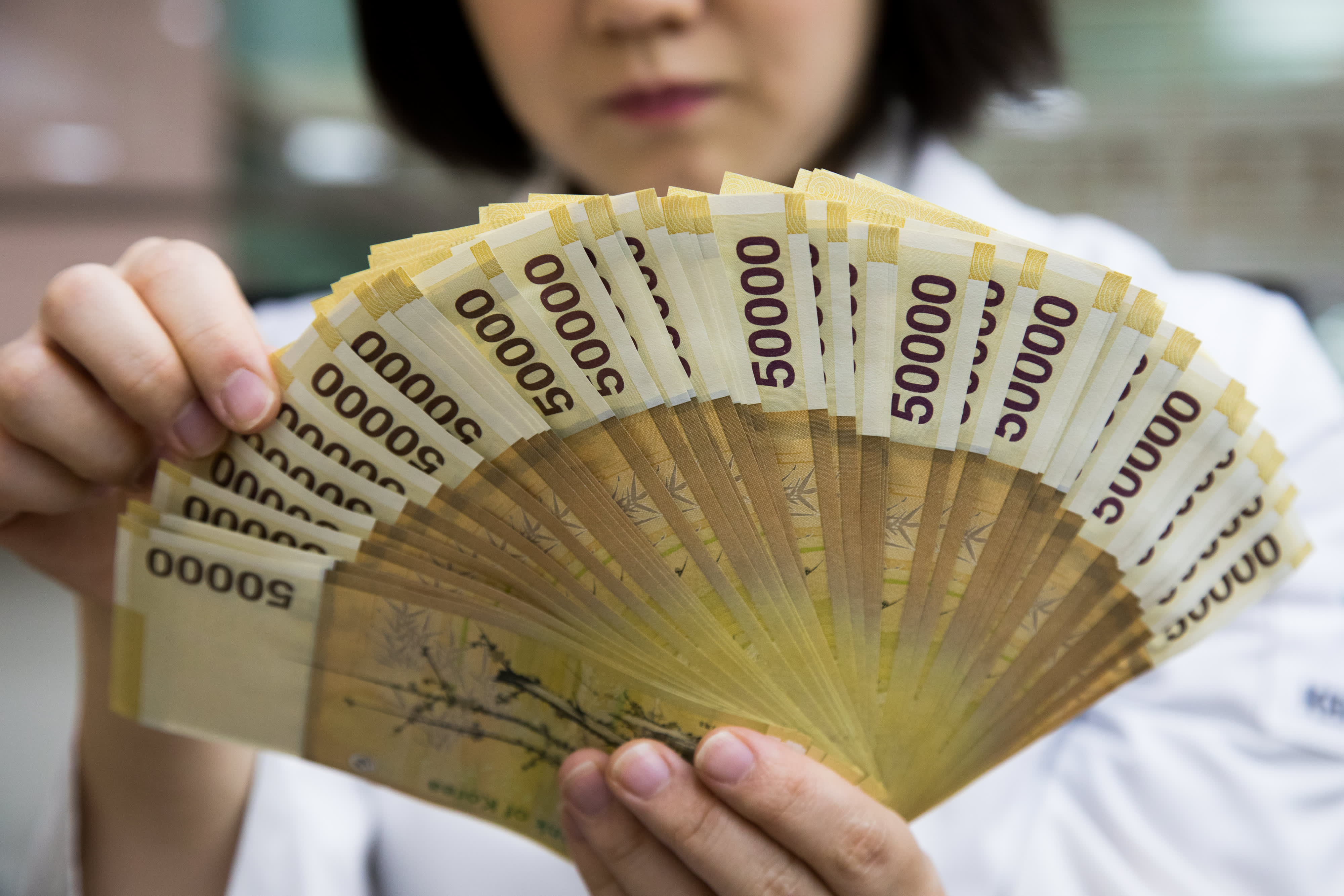 Korea’s Chip Bonuses Turn AI Memory Profits Into An Inflation Test