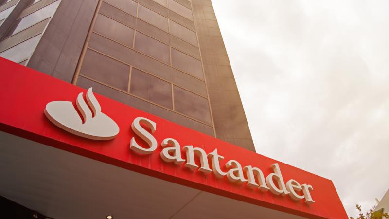 Santander تفتح الذكاء الاصطناعي أمام 185,000 موظف مع اختبار التوسع المصرفي